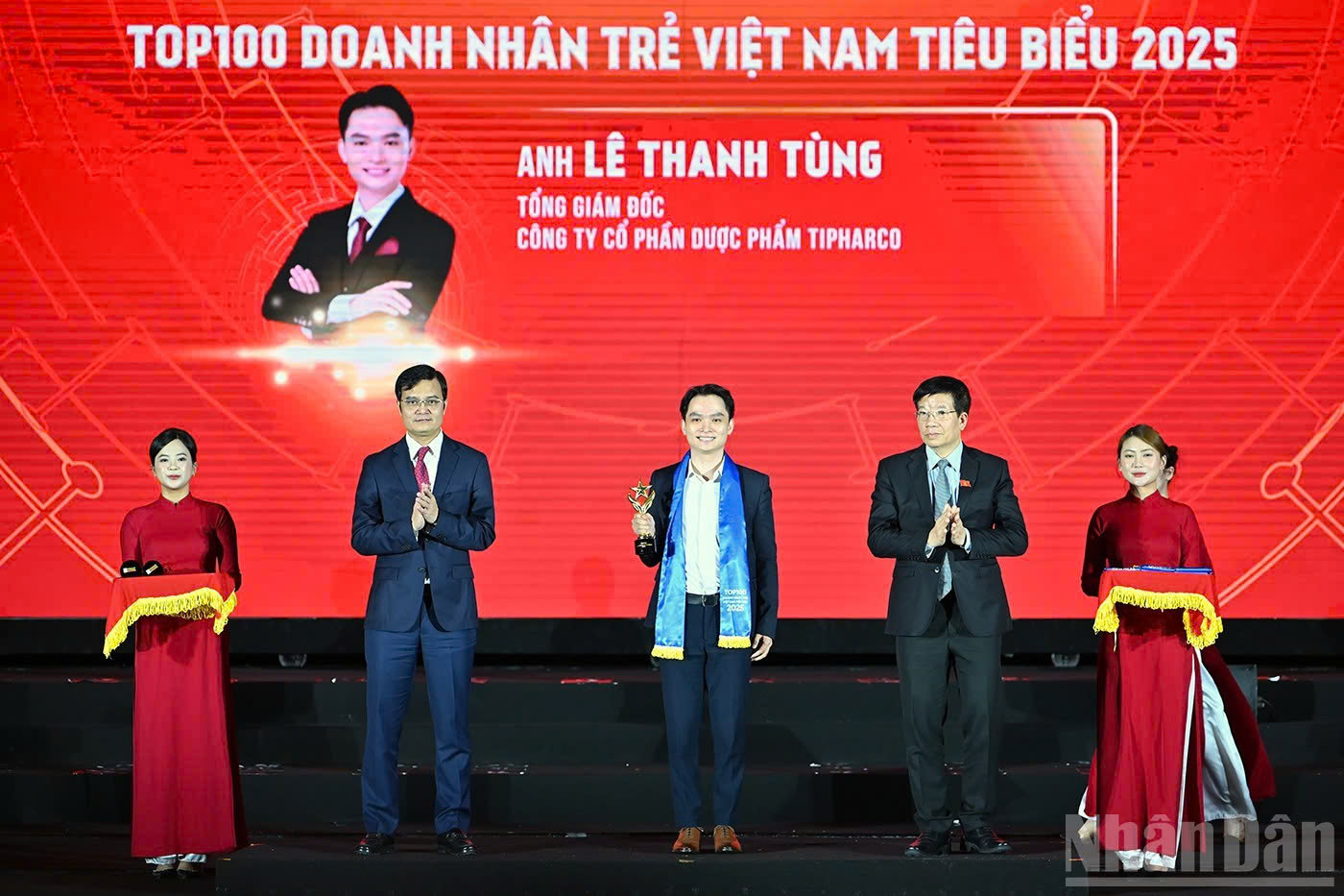 ÔNG LÊ THANH TÙNG - TỔNG GIÁM ĐỐC CTCP DƯỢC PHẨM TIPHARCO ĐƯỢC VINH DANH TẠI GIẢI THƯỞNG SAO ĐỎ 2025